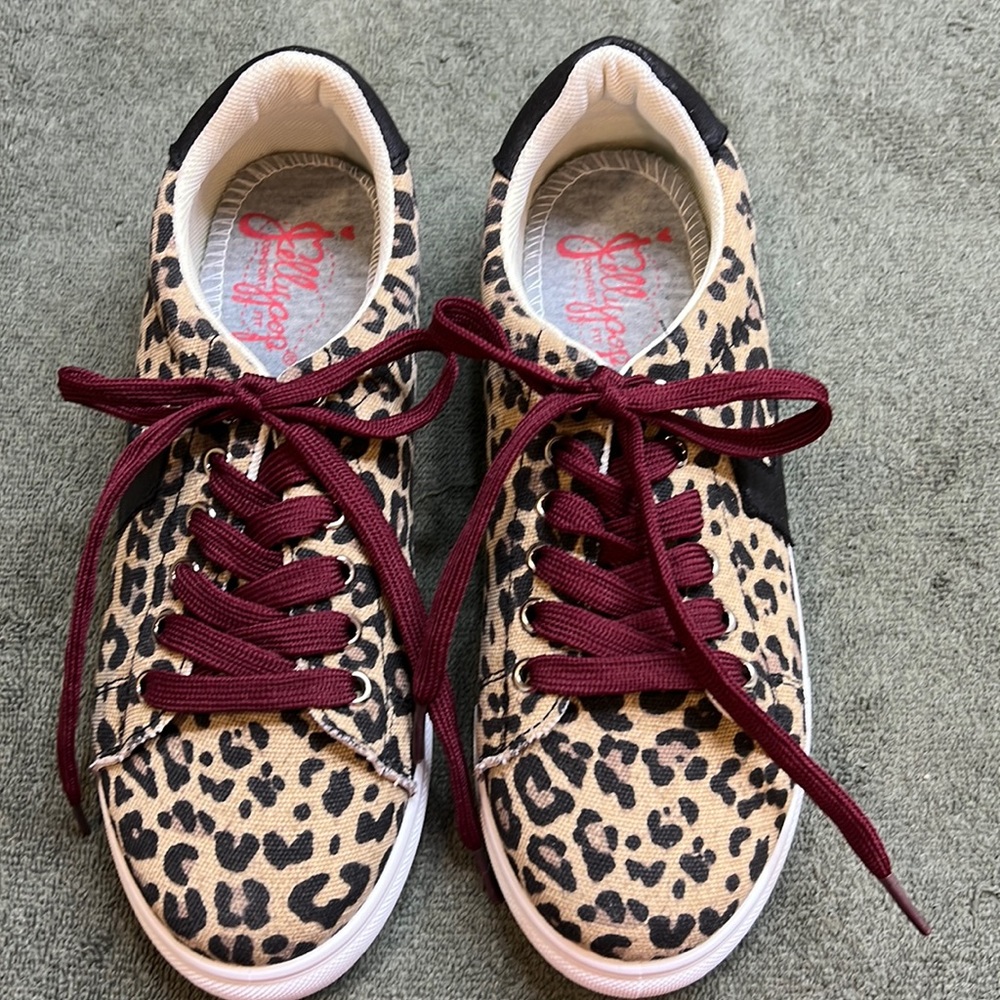 Tennis shoes